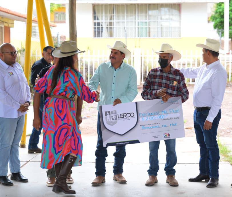 SUSY TORRECILLAS ENTREGA APOYOS POR 200 MIL PESOS A PRODUCTORES DE&nbsp;FLOR
