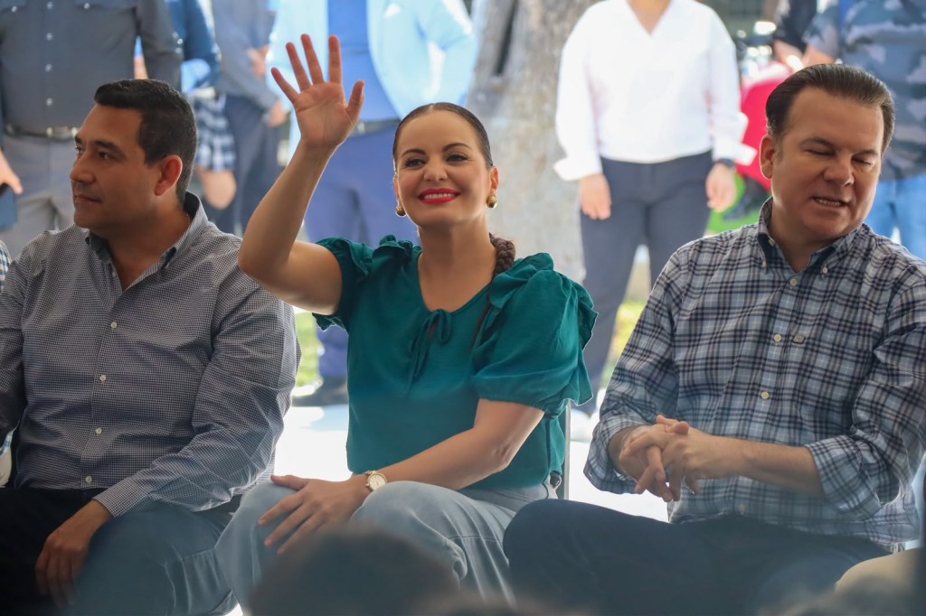 ENTREGAN SUSY TORRECILLAS Y ESTEBAN VILLEGAS REHABILITACIÓN DEL PARQUE&nbsp;VICTORIA