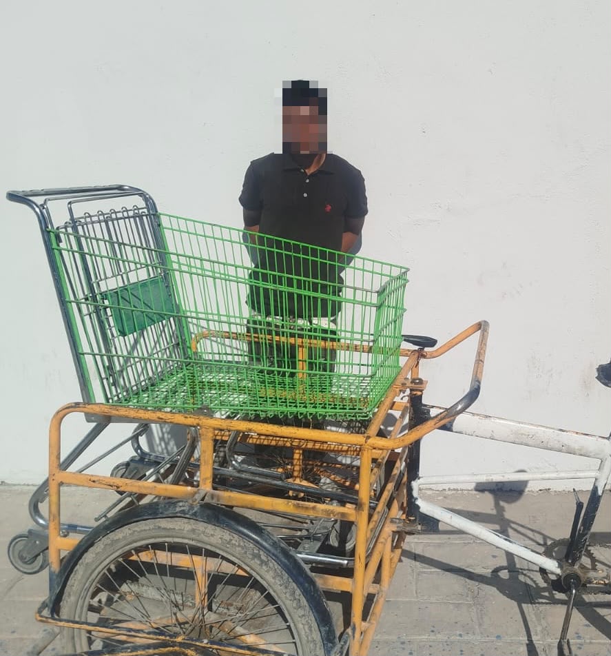 POLICÍA MUNICIPAL DETIENE A HOMBRE POR ROBO DE CARRITO DE SUPERMERCADO