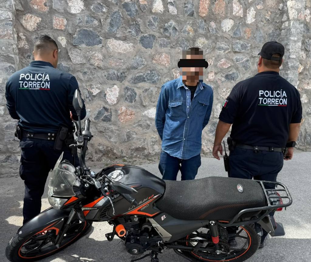 RECUPERA POLICÍA DE TORREÓN MOTOCICLETA CON REPORTE DE ROBO Y DETIENE A UN&nbsp;HOMBRE