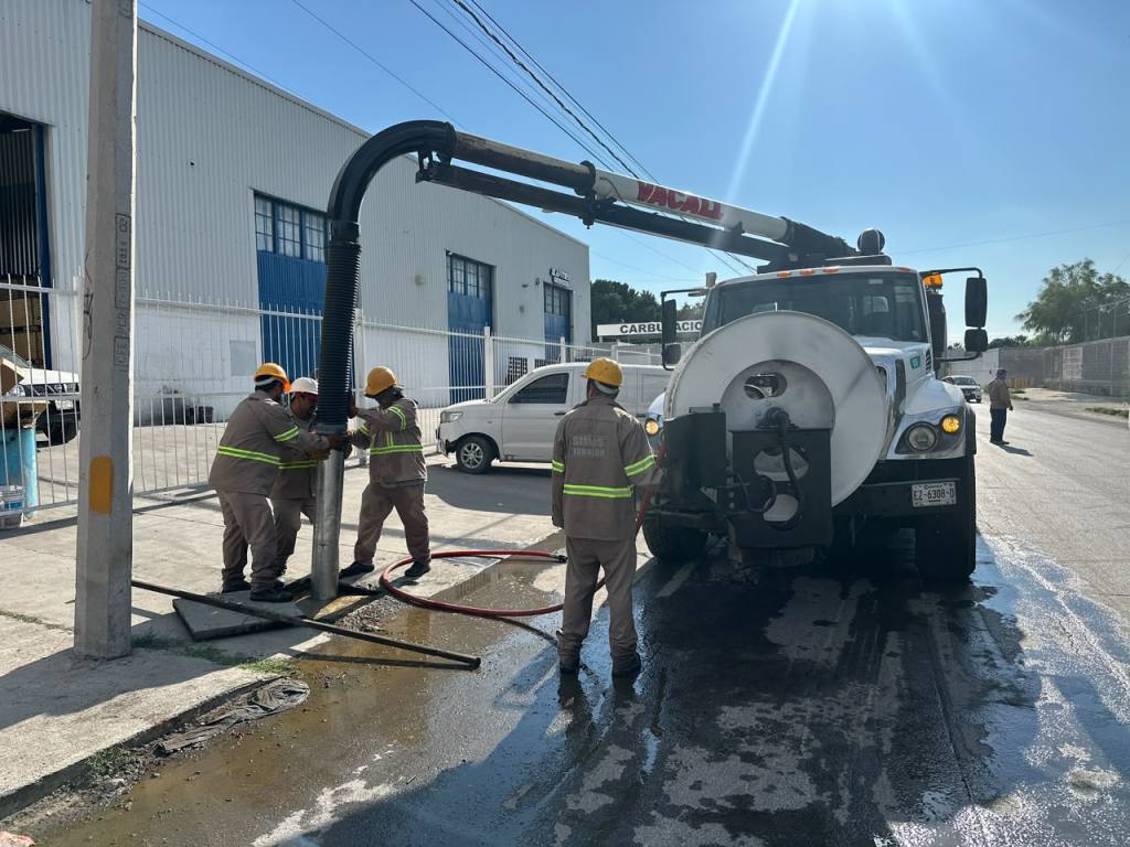 SIMAS TORREÓN DESPLIEGA MANTENIMIENTO INTEGRAL EN BRAULIO FERNÁNDEZ AGUIRRE E INICIA DOS OBRAS DE REPOSICIÓN SANITARIA