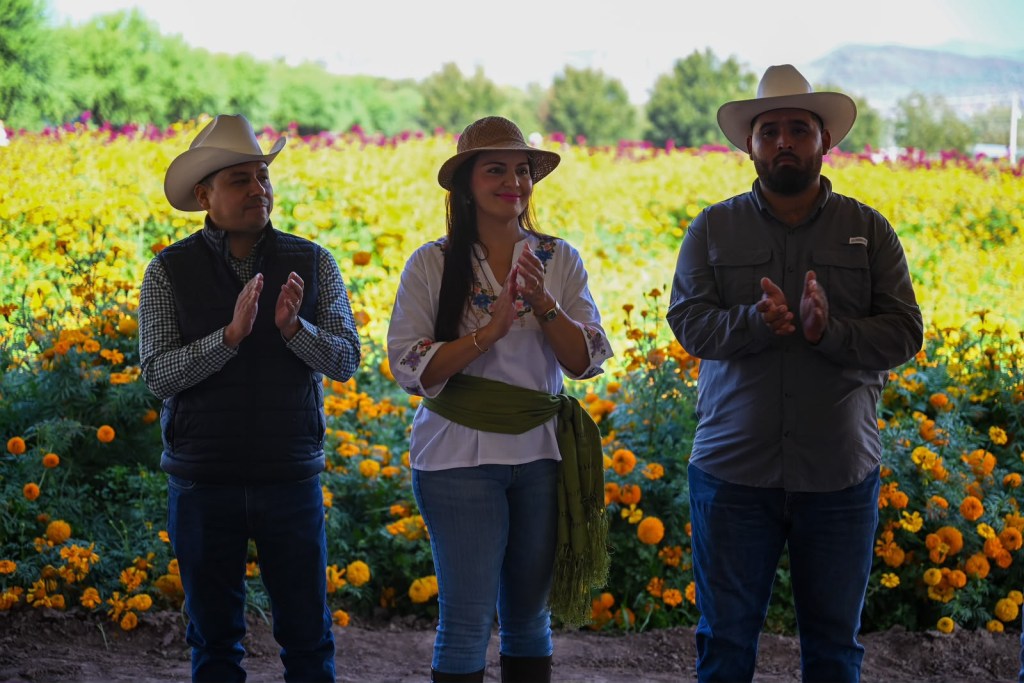 ENTREGA SUSY TORRECILLAS APOYOS A FLORICULTORES DE&nbsp;LERDO