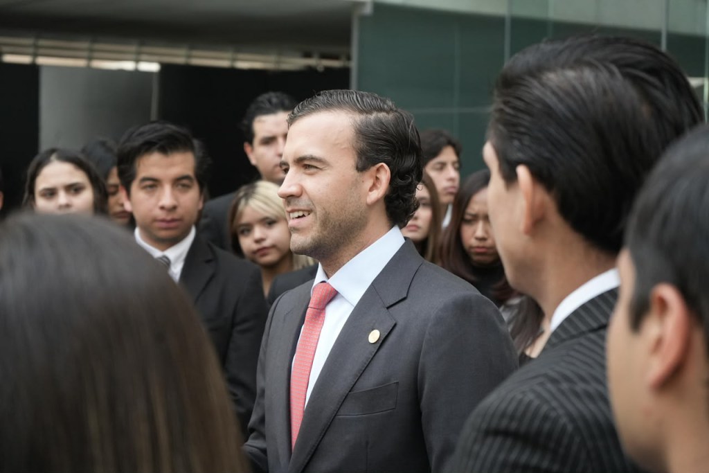 GABRIEL ELIZONDO RECIBE EN EL SENADO A ESTUDIANTES DE JURISPRUDENCIA DE LA UADEC Y DESTACA LA IMPORTANCIA DE LA PARTICIPACIÓN&nbsp;JUVENIL